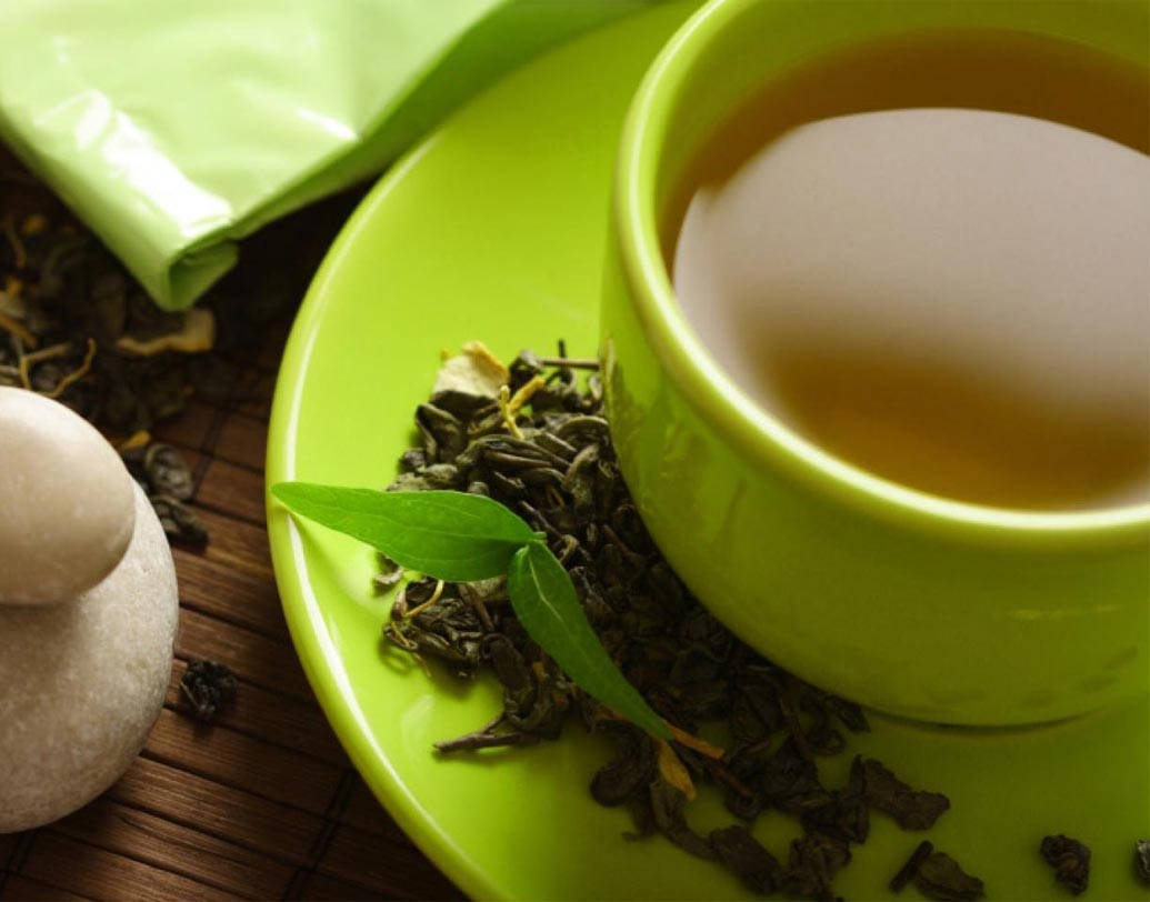 এক কাপ কড়া গ্রিন টি-র সঙ্গে ১ কাপ গোলাপ জল মিশিয়ে নিন। এই মিশ্রণে তুলোর বল ভিজিয়ে চোখের উপর চাপা দিয়ে শুয়ে থাকুন ১৫ মিনিট। জল দিয়ে ধুয়ে ফেলুন। বাকি মিশ্রণ ফ্রিজে রাখুন।