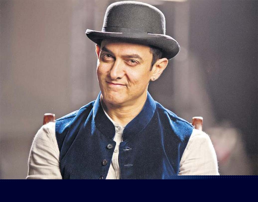 শিশুশিল্পী হিসেবে কেরিয়ারের শুরু। সেই বয়সেই যেন বুঝে গিয়েছিলেন, বলিউডের রাস্তাতেই পা বাড়াবেন। স্কুলের পর থেকেই প্রথাগত ভাবে পড়াশোনা ছেড়ে দেন। কাকা নাসির হুসেনের সঙ্গে অ্যাসিস্ট্যান্ট ডিরেক্টর হিসেবে কাজ শুরু করেন। ১৯৮৮-এ ‘কায়ামত সে কায়ামত তক’-এ কাকার প্রযোজনাতেই প্রথম বার আমিরের হিরোগিরি দেখে বলিউড। বাকিটা তো ইতিহাস!