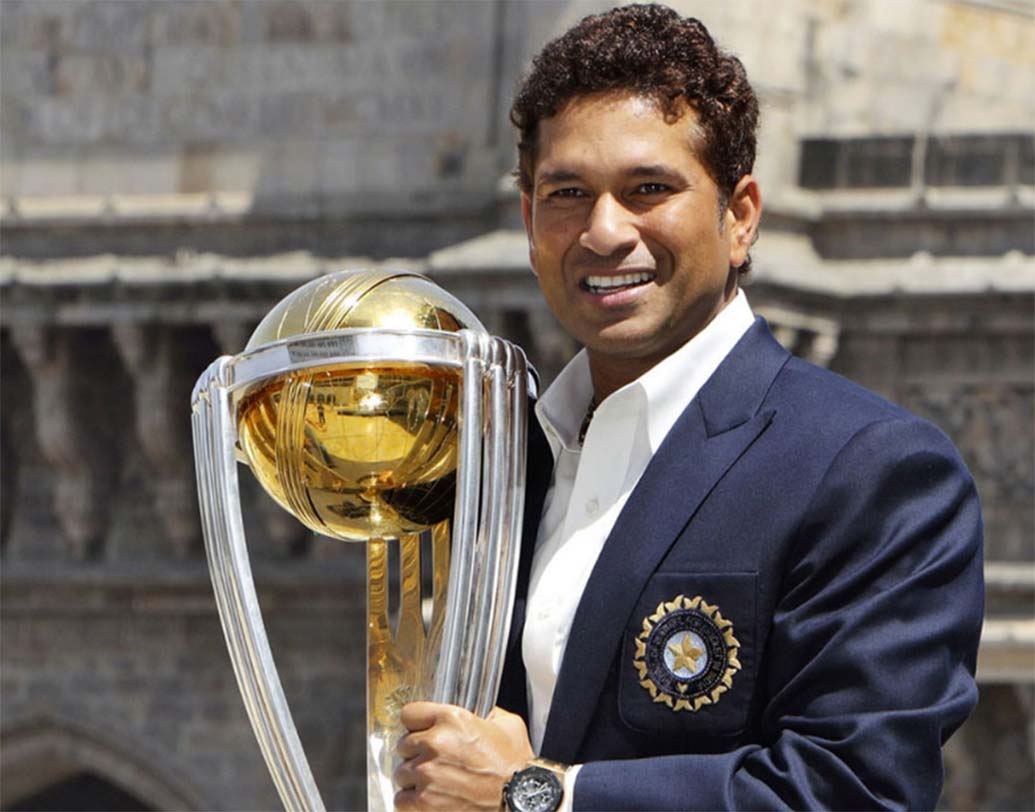 পাড়ার মহল্লায় ছোট থেকেই চার-ছয়ের বন্যা বইয়ে দিয়েছেন। সেই ক্রিকেটের টানেই দশম শ্রেণির পর আর পড়াশোনা হয়নি সচিন তেন্ডুলকরের। তবে ১৬ বছর বয়সে প্রথম টেস্ট খেলার পর থেকে আর পিছন ফিরে তাকাতে হয়নি তাঁকে।