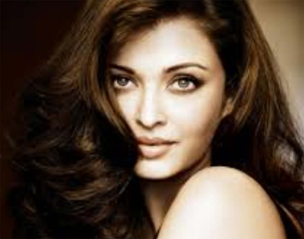 খুব কম বয়স থেকেই মডেলিং করা শুরু করেন ঐশ্বর্যা রাই। কলেজে ঢুকলেও মাঝপথেই তা ছেড়ে দেন। ১৯৯৪-এ ‘মিস ওয়ার্ল্ড’ খেতাব জয়ের পর বলিউড যাত্রা। এর পর হলি এবং বলি— দু’জগতেই সমান ভাবে দর্শক মাতিয়েছেন তিনি।