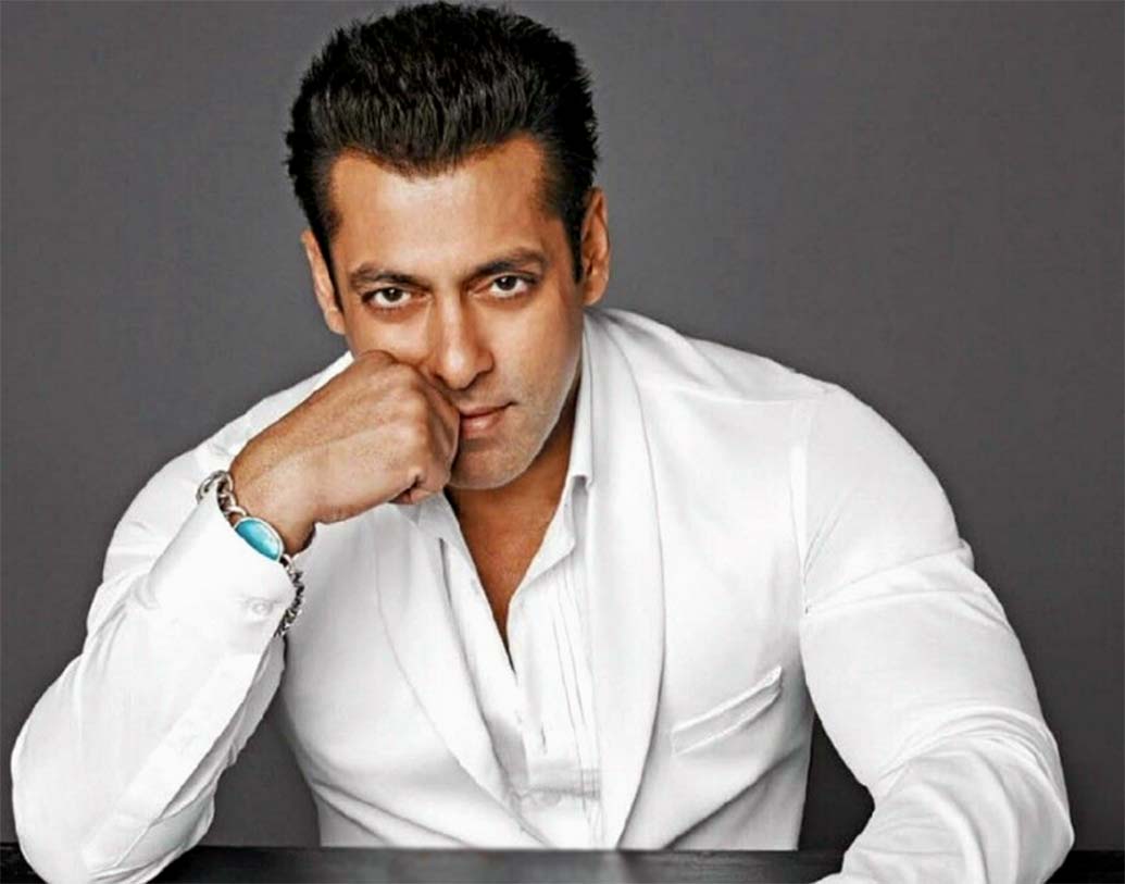 সেলিম খানের ছেলে হওয়ায় বলিউডের অন্দরমহলেই বড় হয়েছেন সলমন খান। কলেজ শুরু করলেও তা শেষ করেননি তিনি। তাতে কী? সল্লু ভাইয়ের ফ্যান ফলোইংয়ে ঘাটতি পড়েনি এতটুকুও।