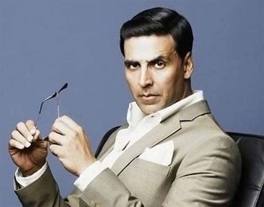 অভিনয় করতে পারেন। মার্শাল আর্টের প্যাঁচে ভিলেনকে কুপোকাত করতে পারেন। আবার দিব্যি রান্নাও করতে পারেন। নানা দিকেই সমান ভাবে তাল রাখতে পারেন অক্ষয় কুমার। তবে ছোটবেলা থেকেই পড়াশোনার দিকে তেমন একটা মন ছিল না তাঁর। খালসা কলেজে ভর্তি হলেও ডিগ্রি লাভের আগেই তা ছেড়ে দেন।