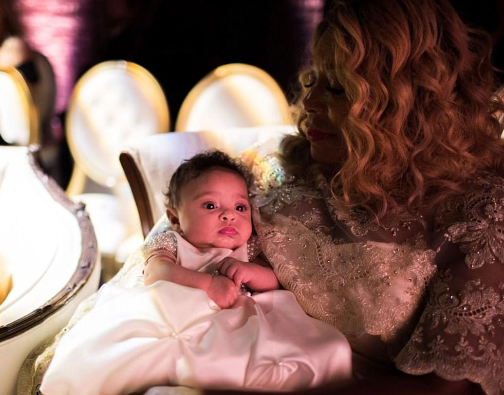 তবে গ্ল্যামারাস দম্পতির থেকেও বিয়ের আসরে সবচেয়ে নজর কেড়েছে সেরেনা-ওহানিয়ানের দু’মাসের কন্যা অ্যালেক্সিস অলিম্পিয়া ওহানিয়ান জুনিয়র। সম্পূর্ণ সাদা আউটফিটে সেরেনার মা ওরাসিন প্রাইসের কোলে এই খুদে তারকাও ছিল আকর্ষণের কেন্দ্রে।