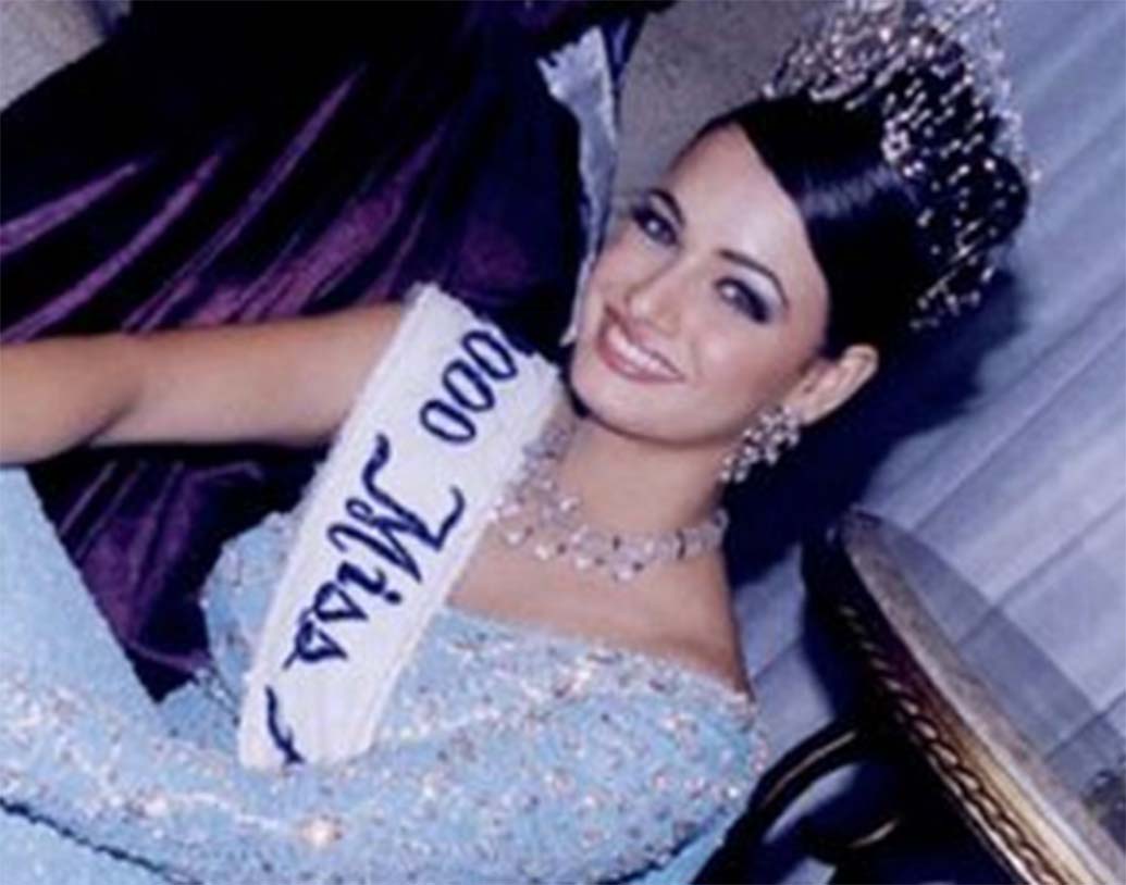 বলিউডে পা রাখার অনেক আগে থেকেই মডেলিং করছেন দিয়া মির্জা। ২০০০ সালে ম্যানিলায় ‘মিস এশিয়া প্যাসিফিক’-এর খেতাব জেতেন তিনি। সেই সঙ্গে সঙ্গে একটা রেকর্ডও গড়েন দিয়া।  সেই প্রথম কোনও ভারতীয়ের মাথায় ওই মুকুট উঠেছিল। জার্মান বাবা আর বাঙালি মায়ের সন্তান দিয়া একাধিক ভাষাতেও সমান দক্ষ। অভিনয়ের পাশাপাশি সমাজসেবামূলক কাজেও আগ্রহী তিনি।