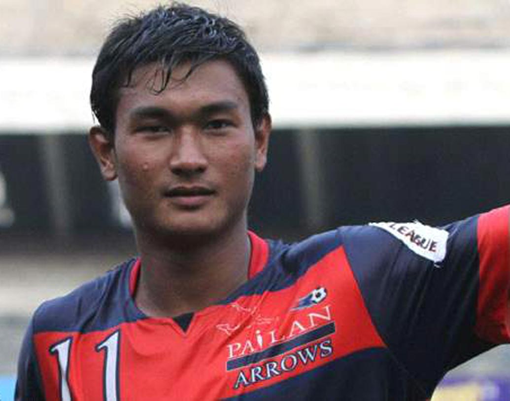 হলিচরণ নার্জারি: নর্থ ইস্ট ইউনাইটেড-এর অন্যতম ভরসা হলিচরণ নার্জারি। অ্যটাকিং মিডফিল্ডার হিসেবে বারবার চোখ টেনেছেন এই তরুণ ফুটবলার। এই ম্যাচেও নর্থ ইস্টের অন্যতম ভরসা হলিচরণ।