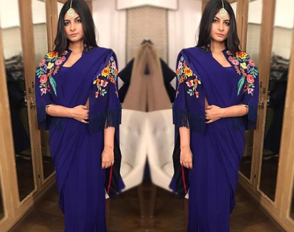 কয়েকদিনের মধ্যেই ফ্যাশনে চলে আসবে সোয়েটার-টুপি-জ্যাকেট-স্কার্ফ। মেয়েরা শীতকালে শাড়ি পরেও যে ‘হট’ থাকতে পারেন তারই টিপস দিলেন কাজল-করিনা-সোনমরা। এক ঝলকে দেখে নিন তাঁদের স্টাইল স্টেটমেন্ট।