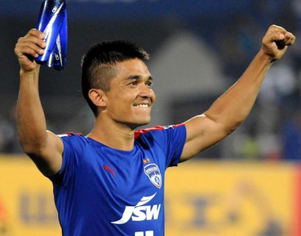 সুনীল ছেত্রী: ভাইচুং ভুটিয়ার পর ভারতীয় দলের দায়িত্ব সুনীলের হাতেই। বহু ম্যাচে জাতীয় দলকে জয় এনে দিয়েছেন এই স্ট্রাইকার। আইএসএলের প্রথম ম্যাচে জয় পেতে বেঙ্গালুরুর মূল ভরসা এই সুনীলই।