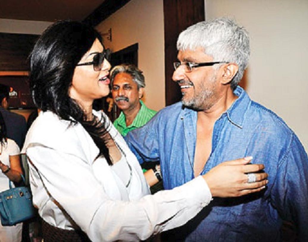 বিক্রম ভট্ট: ‘দস্তক’ সিনেমার শুটিংয়ের সময় সুস্মিতার প্রেমে পড়েন চিত্র পরিচালক বিক্রম ভট্ট। সুস্মিতাকে ভালবেসে নাকি ‘পথ হারিয়েছিলেন’ তিনি, সম্প্রতি এমনটাই স্বীকার করেছেন বিক্রম। সুস্মিতার সঙ্গে সম্পর্কের জেরেই ভেঙেছিল তাঁর বিয়ে। পরিচালক জানিয়েছেন, বিশ্বসুন্দরীর সঙ্গে বিচ্ছেদের পর আত্মহত্যার ইচ্ছাও নাকি জেগেছিল তাঁর মনে।