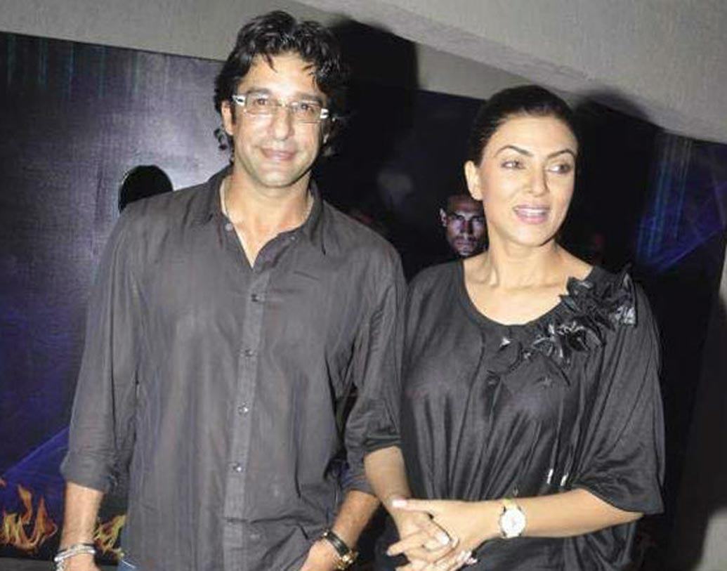 ওয়াসিম আক্রম: সম্পর্ক নিয়ে বরাবরই খুব খোলামেলা সুস্মিতা। বলি সেলেব থেকে শিল্পপতি, তাঁর বয়ফ্রেন্ডের তালিকাও খুব লম্বা। বি-টাউনে এক সময় কান পাতলেই শোনা যেত পাকিস্তানি কিংবদন্তি ফাস্ট বোলার ওয়াসিম আক্রমের সঙ্গে সুস্মিতার সম্পর্কের কথা। কিন্তু সেই সম্পর্কেও কেন ইতি পড়ে সে বিষয়ে মুখ খোলেননি সুস্মিতা।