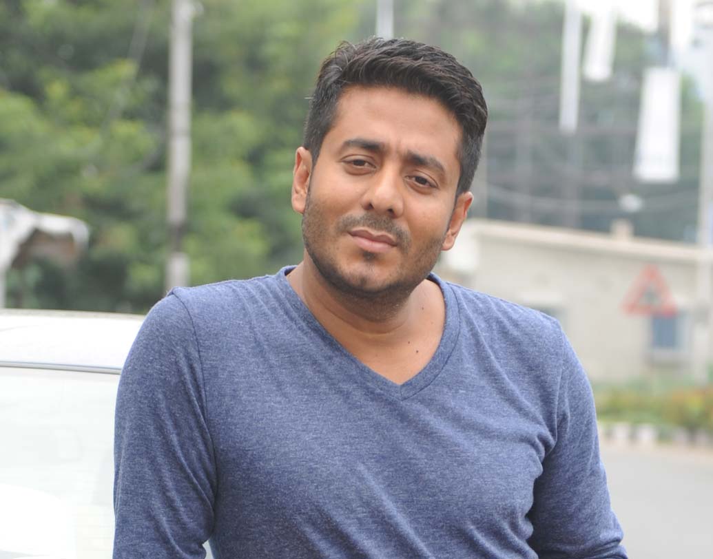 রাজ চক্রবর্তী (চিত্র পরিচালক): কী করে এটা সম্ভব কে জানে! আজ ভোরে ‘চিরদিনই তুমি যে আমার’ দেখছিলাম। এই ছবিতে অভিনয় করেছিল রীতাদি। আর সকাল হতেই খারাপ খবরটা পেলাম। কিছুতেই মেনে নিতে পারছি না। এই তো সে দিন ‘গুটিমল্লার’-এও ছিল রীতা দি। এত ভাল অভিনেত্রী টলিউডে খুব কমই আছেন। তিনি সেটে থাকলেই নতুন অভিনেত্রীরা ওঁর থেকে টিপস পেতেন। খুব খারাপ লাগছে।