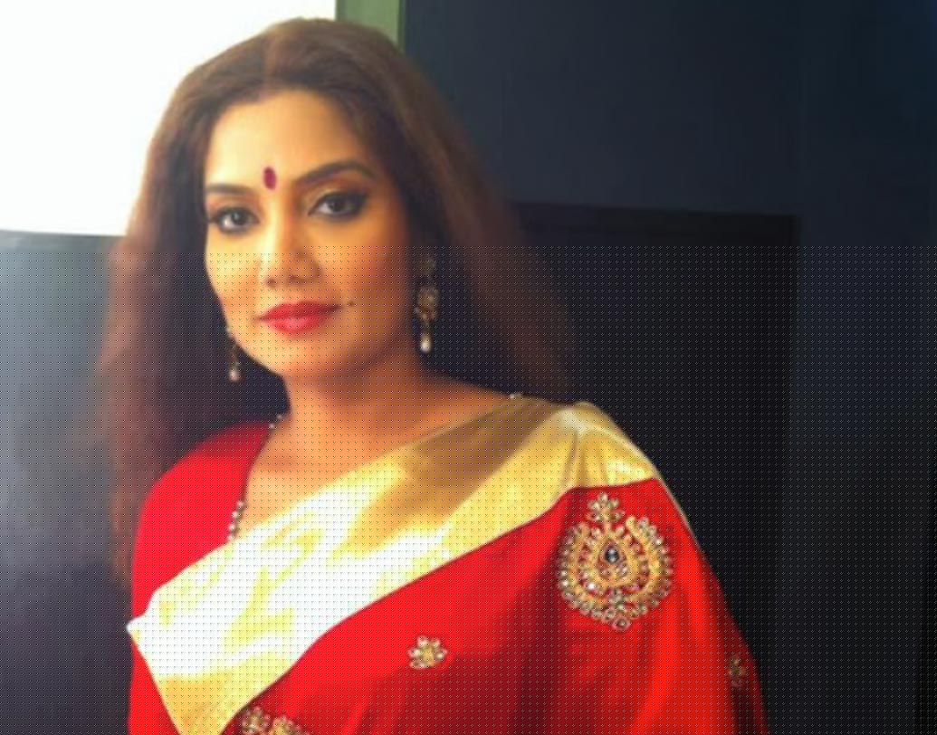 দোলন রায় (অভিনেত্রী): ওঁর কাজ দেখে অভিনয় জগতে এসেছিলাম। এত ভার্সাটাইল অভিনেত্রী খুব কমই আছেন এই টলিউড ইন্ডাস্ট্রিতে। তবে শেষ চার-পাঁচটা মাস ওঁর সঙ্গে আমার যোগাযোগটা খুব বেশি ছিল। আসলে রীতাদি আর আমি দুটি বাংলা সিরিয়ালে অভিনয় করছিলাম। আর সিরিয়ালের সেট দুটো এক্কেবারে পাশাপাশি। মেক আপ রুম নিয়ে একটু সমস্যা হওয়ার জন্য দু’জনে একটা মেকআপ রুম শেয়ার করতাম। গত কয়েক মাস ধরে দেখেছি ক্যানসারের সঙ্গে অসম্ভব লড়াই করে অভিনয় করে গিয়েছেন দিদি। অসুবিধের জন্য কখনও বসতে পারতেন না। হয় দাঁড়িয়ে, নয়তো শুয়েই কাটাতে হত। খুব ফাঁকা  লাগছে। টলিউড এক অসম্ভব ভাল অভিনেত্রীকে হারাল।