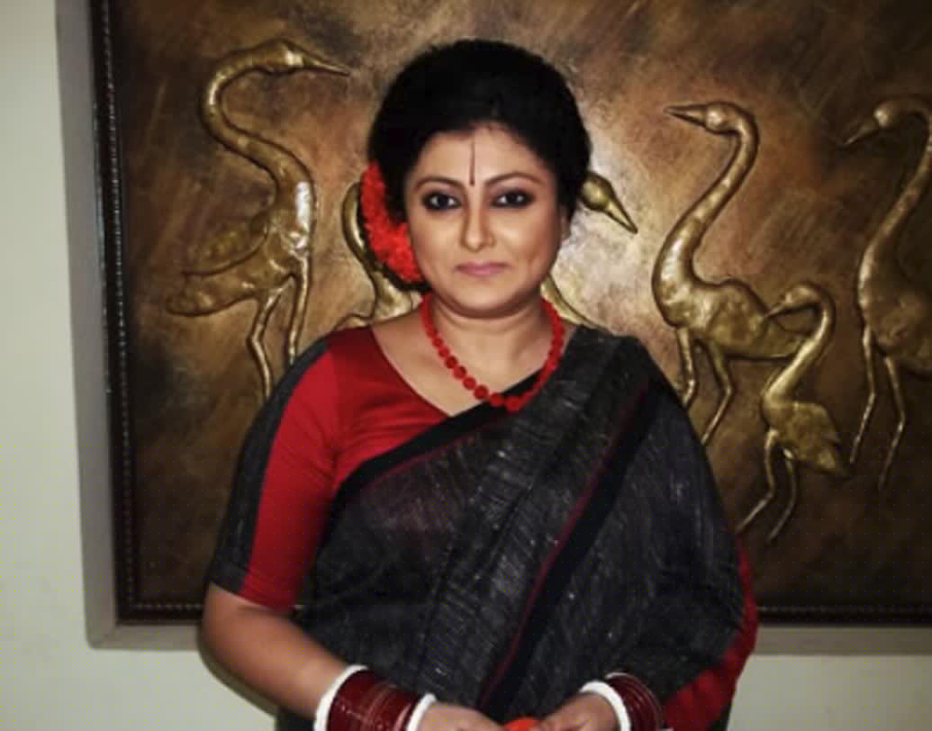 তুলিকা বসু (অভিনেত্রী): আমি এখন হরিদ্বারে। একটা সিরিয়ালের শুটিং চলছে। ফেসবুকে হঠাৎ খবরটা পেলাম। কী খারাপ লাগছে। শান্তি পাচ্ছি না এখানে বসে। মনে হচ্ছে এখনই ছুটে চলে যাই।