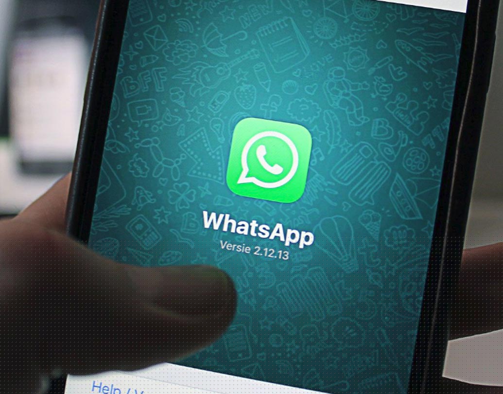 হোয়াট্‌সঅ্যাপ: সারা দিনই প্রায় এই অ্যাপটি ব্যবহার করেন গ্রাহকেরা। এভিজি জানাচ্ছে, এই মেসেজিং অ্যাপ্লিকেশন ব্যাটারিরও ক্ষতি করে।