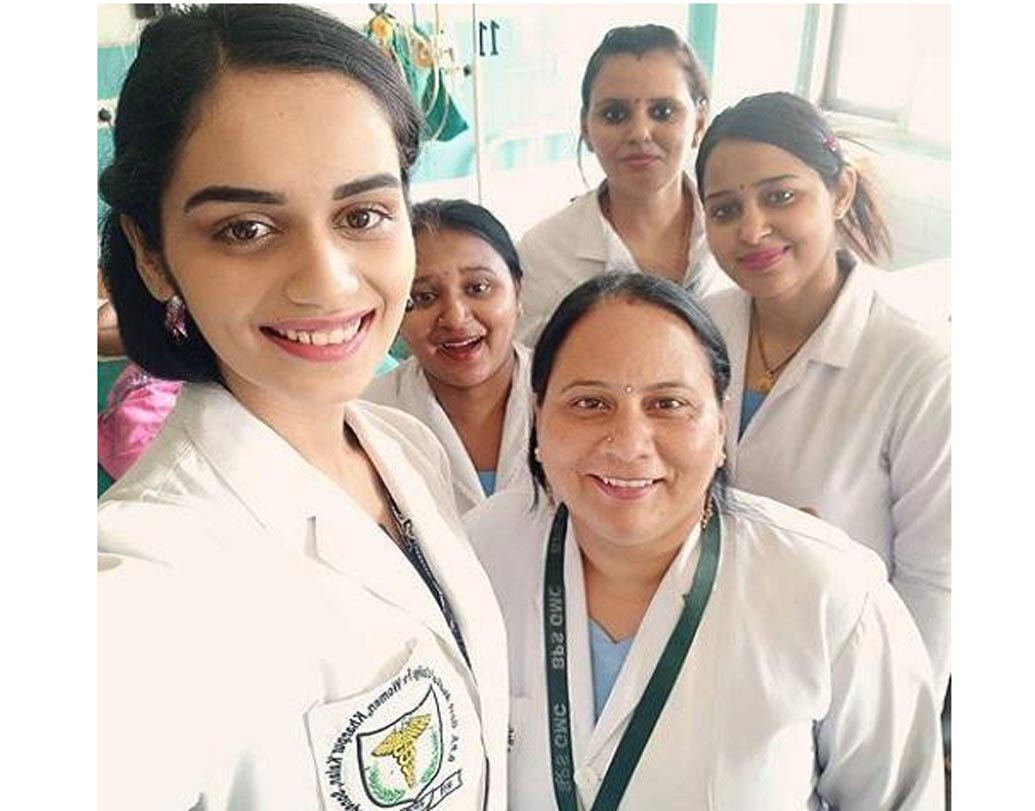 ছোট থেকেই পড়াশোনায় তুখোড় মানুষী। দিল্লির সেন্ট টমাস স্কুলে তাঁর পড়াশোনা শুরু। দ্বাদশ শ্রেণিতে খুব ভাল ফল করে বর্তমানে সোনিপতে ভগতফুল সিংহ সরকারি মেডিক্যাল কলেজে (মহিলা) ডাক্তারি পড়ছেন তিনি।