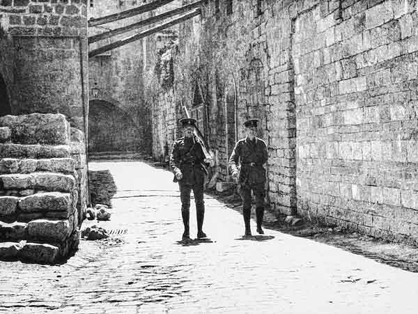 বিধ্বংসী: জেরুসালেমের পথে পথে টহল দিচ্ছে ব্রিটিশ সৈন্য, লর্ড ব্যালফর ওই শহর দেখতে আসবেন বলে তার প্রস্তুতিতে, ১৯২৫। ছবি:গেটি ইমেজেস