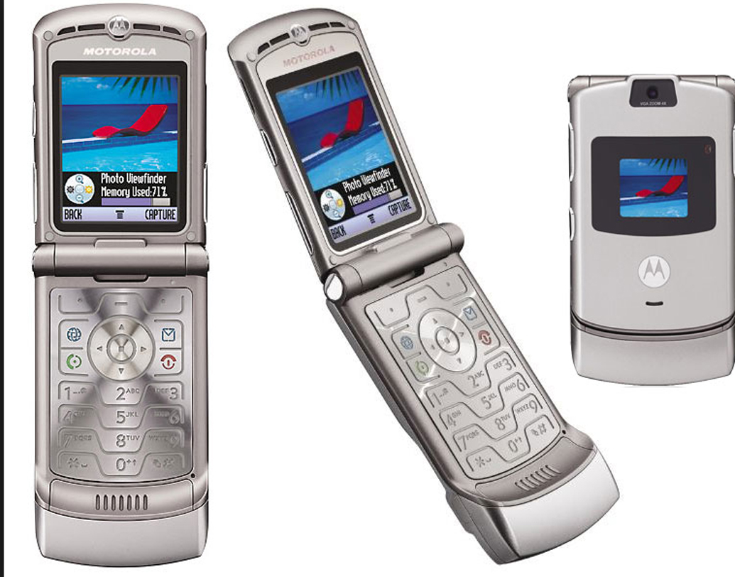 স্টাইল স্টেটমেন্ট বলতেই এক সময় ভেসে উঠল মোটো রেজর ভি-থ্রি-র নাম। অ্যালুমিনিয়াম বডি এবং গ্লাস স্ক্রিন দিয়ে ঢাকা এই মোবাইলের কদরই ছিল আলাদা।