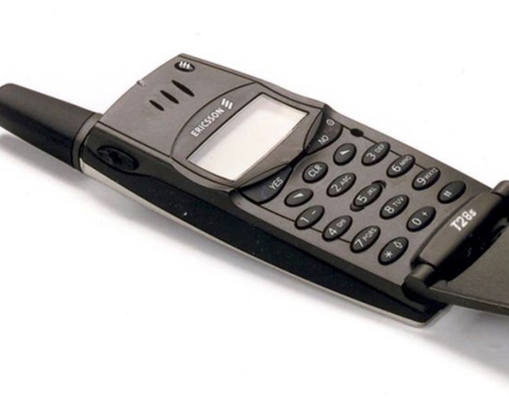 ছোটখাটো চেহারার ফোল্ডেড এরিকসন টি-২৮ মডেলটি সহজেই পকেটে ঢুকিয়ে রাখা যেত। ১৯৯৯-তে এটি বাজারে আসে। এক সময়কার স্লিমেস্ট মোবাইলটিতে আড়াইশো ফোন নম্বর জমা করা যেত। নিজস্ব রিংটোন তৈরি করারও সুবিধা ছিল এতে।