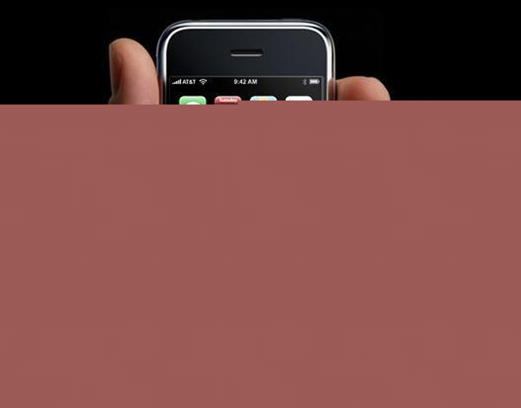 সেই ২০০৭ সালে স্বয়ং স্টিভ জোবস অ্যাপল আইফোন লঞ্চ করেছিলেন। এর পর থেকে এর জনপ্রিয়তা বেড়েছে বই কমেনি। চিরাচরিত কি-প্যাডের বদলে এতে রয়েছে স্ক্রিনের উপরেই টাইপ করার সুবিধা। এ ছাড়া রয়েছে কোয়াড ব্যান্ড জিএসএম সাপোর্ট-সহ একগুচ্ছ নয়া ফিচার।