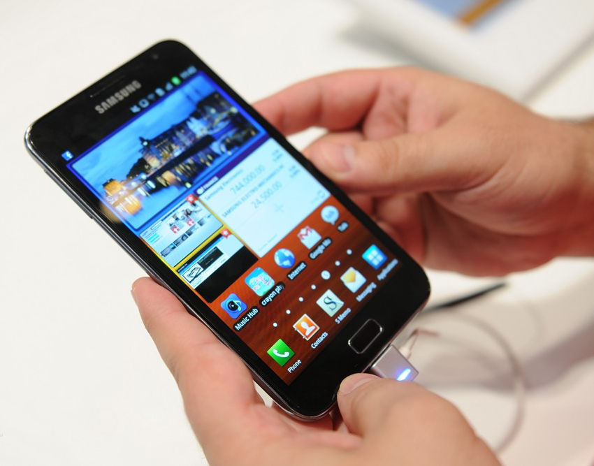 অ্যান্ড্রয়েড স্মার্টফোনের দুনিয়ার স্যামসাং গ্যালাক্সি নোট লঞ্চ হয়েছিল ২০১১-তে। ৫.৩ ইঞ্চির বড়সড় টাচস্ক্রিন থাকায় ‘ফ্যাবলেট’শব্দটা এই স্মার্টফোনের সঙ্গেই যেন খাপ খায়।