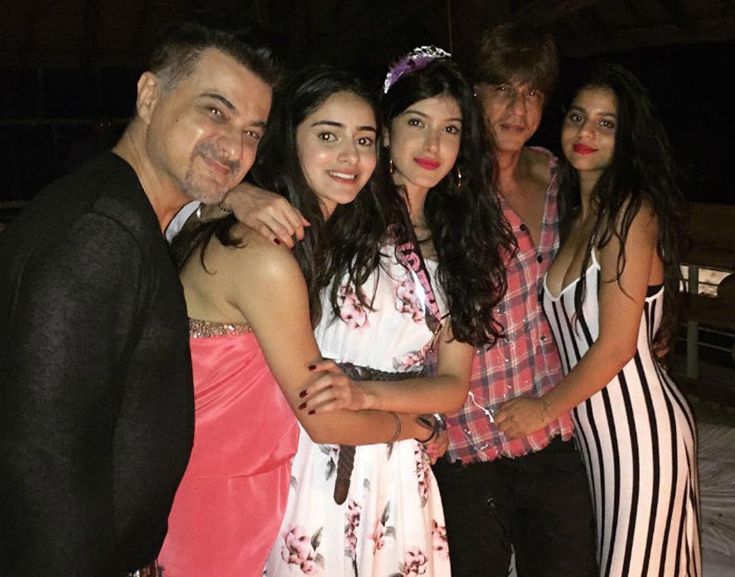 এই তারকাকে চেনেন? সঞ্জয় কপূর। শাহরুখ কন্যা সুহানার বান্ধবী শানায়ার বাবা। জন্মদিনের আসর মাতাতে ইনিও পিছিয়ে ছিলেন না।