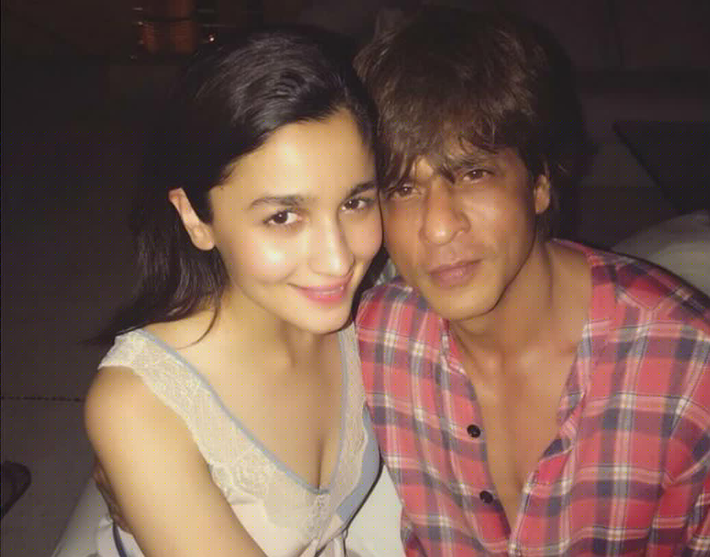 জন্মদিনের আসর মাতিয়ে দিয়েছেন এই সেলেব। চনমনে, দুষ্টু হাসি দিয়ে শাহরুখের পাশে সমান গ্ল্যামারাস আলিয়া ভট্ট।