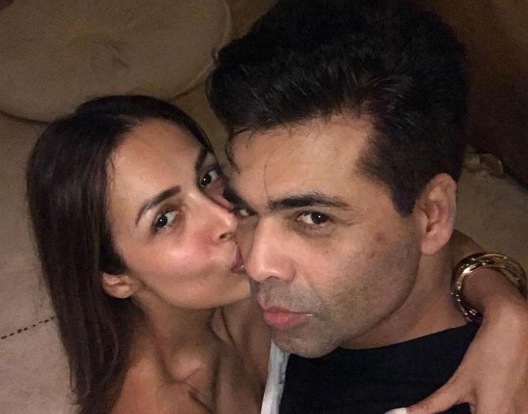 ভালোবাসার চুম্বন। কর্ণ জোহরের গালে চুম্বন এঁকে দিলেন মালাইকা অরোরা খান। সেই ছবি ক্যামেরাবন্দি করলেন কর্ণ।