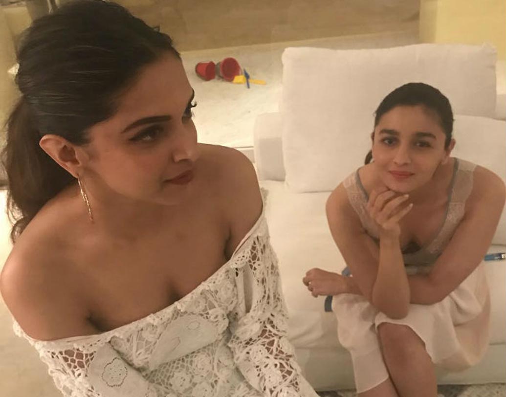 উজ্জ্বল সাদা পোশাকে ঝলমলে দীপিকা এবং আলিয়া। তাঁদের খুনসুটির ছবি ক্যামেরাবন্দি করে ইনস্টাগ্রামে পোস্ট করেছেন কর্ণ জোহর।