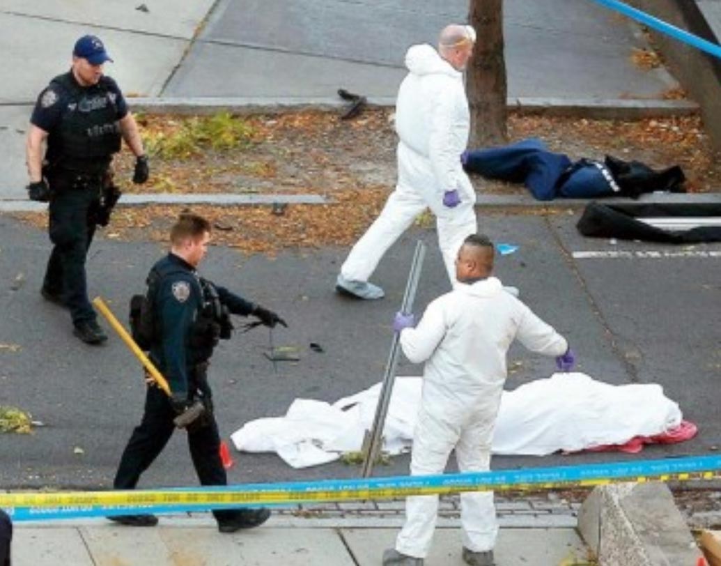 সায়ফুল্লোর মোবাইল থেকে মোট আইএস জঙ্গি গোষ্ঠীর প্রশিক্ষণমূলক ৯০টি ভিডিও এবং ৩৮০০টি ছবি উদ্ধার হয়েছে।