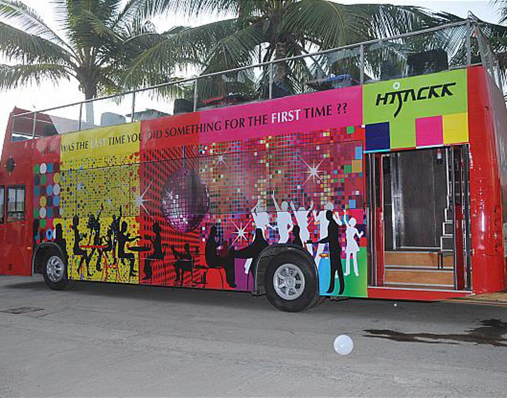 হাইজ্যাক ক্যাফে, অমদাবাদ: ভয় নেই। কেউ আপনাকে হাইজ্যাক করবে না। এটি অমদাবাদের বিখ্যাত চলমান ক্যাফে। দোতলা বাসের মধ্যেই সাজিয়ে তোলা হয়েছে রেস্তোরাঁ। খাবারের মজা নিতে নিতে এই বাস আপনাকে নিয়ে পাড়ি দেবে ছোট্ট ট্যুরে। ঘণ্টা দুই-তিন খাবারের সঙ্গে ভ্রমণের মজাও নিতে পারবেন খরিদ্দাররা।