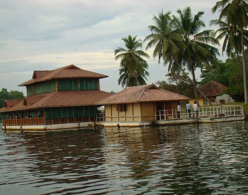 ভেলি লেক ফ্লোটিং রেস্তোরাঁ, তিরুঅনন্তপুরম: জলে ভাসতে ভাসতেই ক্যান্ডেল লাইট ডিনারের মজা নিতে চলে আসুন কেরলের ভেলি লেক ক্যাফেতে। ভেলি গ্রামে অবস্থিত এই ক্যাফের সাজসজ্জা পুরোদস্তুর গ্রামীণ জীবনের স্বাদ এনে দেবে। সাবধান! নড়বড়ে সাঁকো পেরিয়ে কিন্তু এই রেস্তোরাঁয় পৌঁছতে হবে।