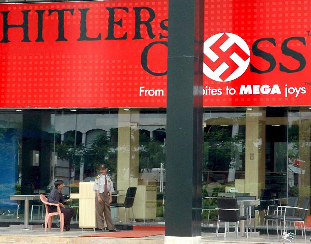 ক্রস ক্যাফে, মুম্বই: এই ক্যাফের আগে নাম ছিল হিটলার ক্রস ক্যাফে। হিটলার যুগের ইতিহাসের আবহ তৈরি করা হয়েছে এই ক্যাফেতে। খাবার স্বাদ নিতে নিতে আপনি পৌঁছে যাবেন ঐতিহাসিক যুগে। সম্প্রতি এই ক্যাফের নামে কিছু পরিবর্তন আনা হয়েছে। ক্রস শব্দটির মধ্যে একটি ‘স্বস্তিক’ চিহ্নের ডিজাইন এনেছেন রেস্তোরাঁ কর্তৃপক্ষ।