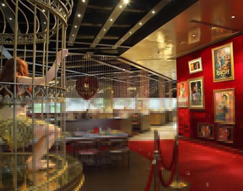 ৭০ এমএম, হায়দরাবাদ: সিনেমাপ্রেমীদের জন্য সুখবর। হায়দরাবাদের ৭০ এমএম রেস্তোরাঁ আপনাকে দেবে সিনেমা হলের আবহ। আস্ত একটি সিনেমা হলের আদলে তৈরি হয়েছে এই রেস্তোরাঁ। সারি সারি বলিউড অভিনেতা অভিনেত্রীর ছবির সাজানো রয়েছে রেস্তোরাঁর দেওয়ালে। সুস্বাদু খাবারের স্বাদ নিতে নিতে আপনি পৌঁছে যাবেন বি-টাউনে।