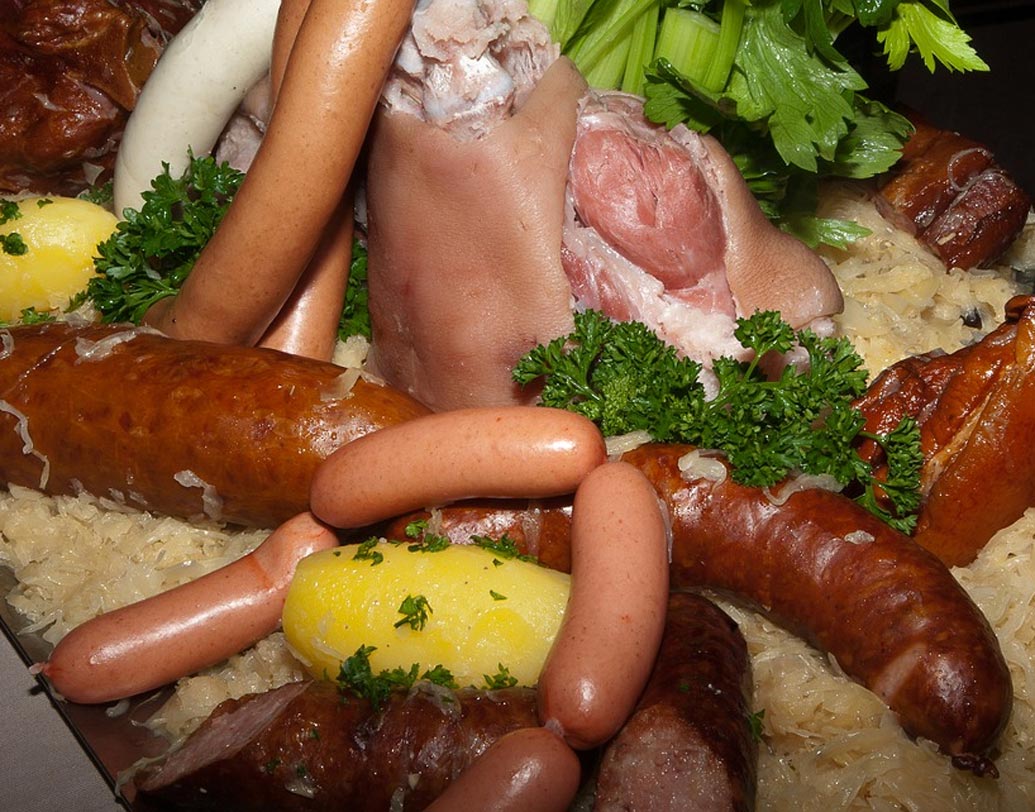 হেপাটাইটিস ই: শুয়োর হেপাটাইটিস ই ভাইরাসের বাহক। ইনফেকটেড শুয়োরের মাংস খেলে লিভারে হেপাটাইটি ই ভাইরাসের সংক্রমণ হতে পারে। যার ফলে খিদে নষ্ট হয়ে যাওয়া, গা বমি ভাব, ক্লান্তি, জ্বর, জন্ডিস, প্রস্রাবের সমস্যা হতে পারে।