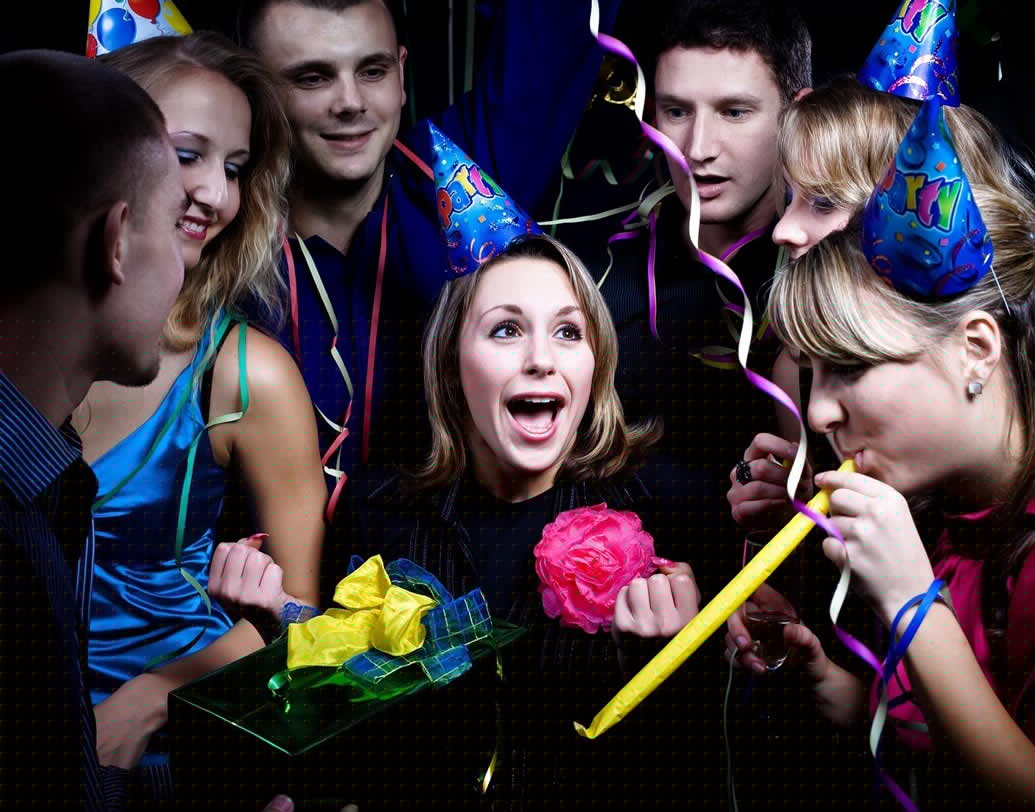 হঠাৎ করেই কোনও বন্ধুর জন্মদিন মনে পড়ে গিয়েছে আপনার? বন্ধু না হলে বন্ধুর তুতো ভাই বোন তো রয়েছেই। বাড়িতে বলে ফেলুন জন্মদিনের পার্টিতে যাচ্ছি। বলেই দেখুন না একবার! কেউ আটকাবে না আপনাকে।