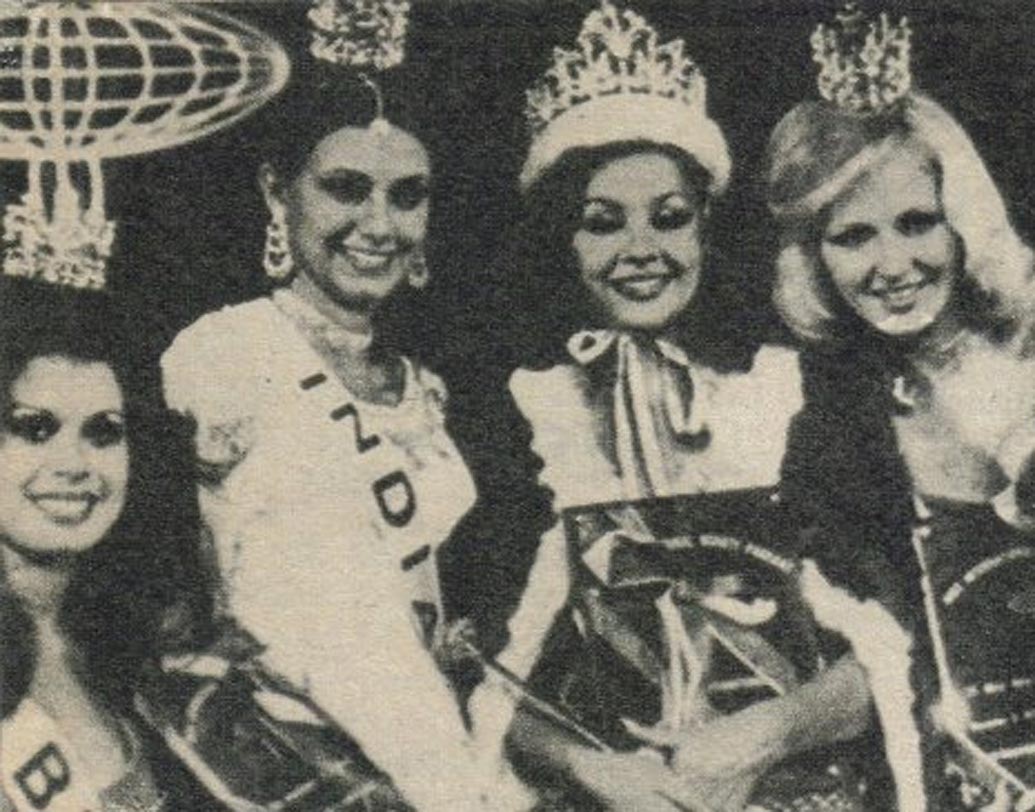 ইন্দিরা মারিয়া ব্রেডেমেয়ার (বাঁ দিক থেকে দ্বিতীয়): ১৯৭৫ সালে আরও এক বার মিস ইন্টারন্যাশনালের খেতাব জেতার সুযোগ এসেছিল ভারতের। সে বারও অধরাই থেকে যায়। দ্বিতীয় রানার আপ হয়েই খুশি থাকতে হয় ইন্দিরা মারিয়া ব্রেডেমেয়ারকে।