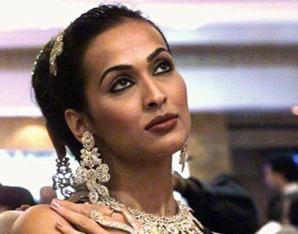 মধু সাপ্রে: ভারতীয় মডেলিং জগতে অন্যতম বড় নাম মধু সাপ্রে। অনেকেই জানেন না আন্তর্জাতিক মঞ্চেও সাফল্যের খুব কাছাকাছি পৌঁছেছিলেন মধু। ১৯৯২ সালে মিস ইউনিভার্স প্রতিযোগিতায় দ্বিতীয় রানার আপ হয়েছিলেন মধু।