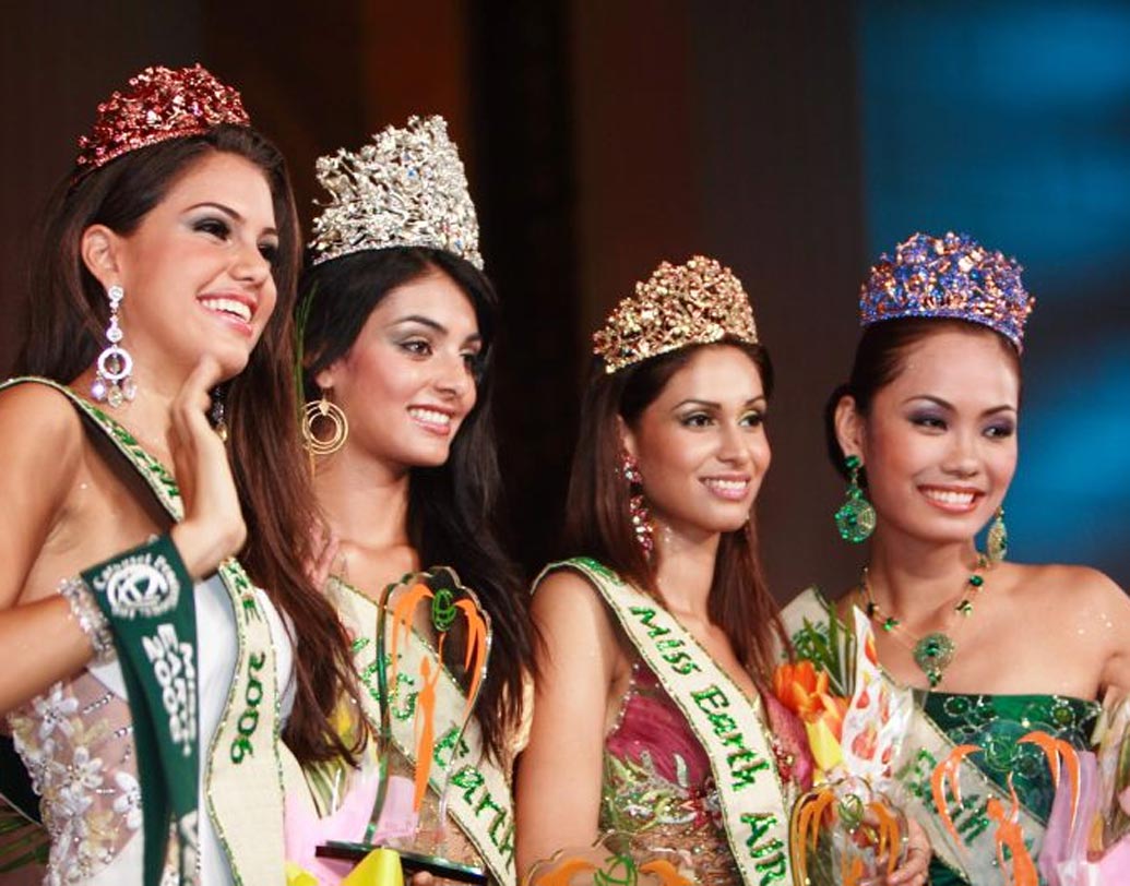 অমৃতা পটকি (বাঁ দিক থেকে তৃতীয়): মিস ইউনিভার্স, ওয়ার্ল্ড বা ইন্টারন্যাশনালের মতো পুরনো প্যাজেন্ট না হলেও মর্যাদায় অন্যতম বড় আন্তর্জাতিক সৌন্দর্য প্রতিযোগিতা মিস আর্থ। ২০০৬ সালে এই প্রতিযোগিতায় মিস আর্থ এয়ার অর্থাত্ প্রথম রানার আপ হন ভারতীয় সুন্দরী আমৃতা পটকি।