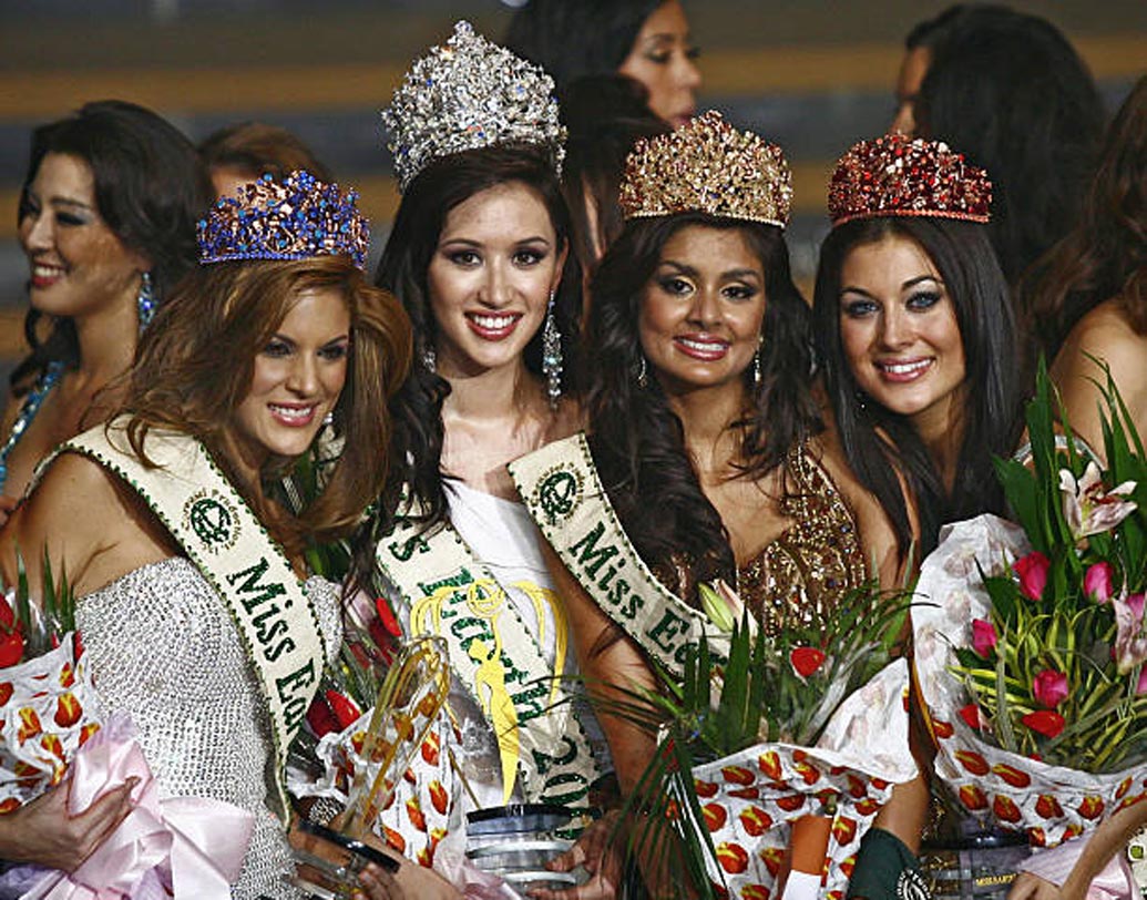 পূজা চিতগোপেকর (বাঁ দিক থেকে তৃতীয়): অমৃতার ঠিক পরের বছরই একই ভাবে মিস আর্থের খেতাব হাতছাড়া হয় ভারতের। মিস আর্থ এয়ার ২০০৭ হন পূজা চিতগোপেকর।