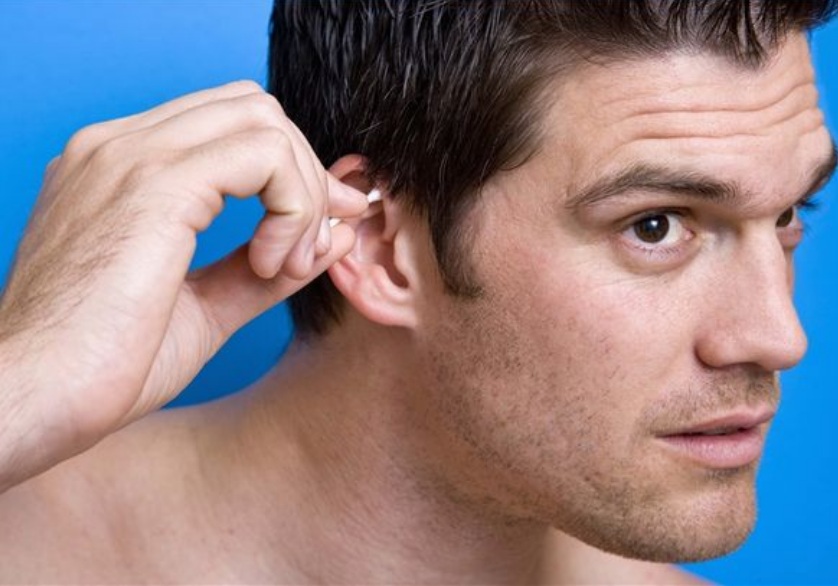 যদি দেখেন আপনার কান খেকে বের করা ময়লায় সামান্য রক্তের ছিঁটে রয়েছে, তবে বুঝতে হবে আপনার কানের ভিতরে কোনও সমস্যা তৈরি হয়েছে। এটা তারই ইঙ্গিত। চটজলদি চিকিৎসকের পরামর্শ নিন।