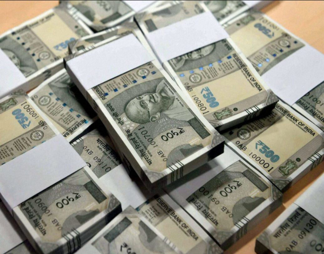 তাঁর যুক্তি, নোট ছাপানোর জন্য ২৫ হাজার কোটি টাকা খরচ করে প্রশাসন। আবার তা সংরক্ষণের খরচ আরও ৬ হাজার কোটি টাকা।