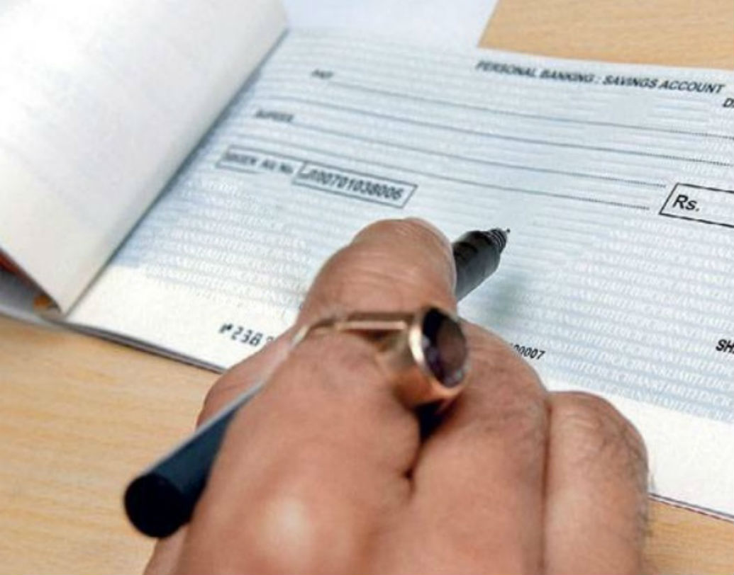 এ দিকে ডেবিট কার্ডে লেনদেন করলে ব্যাঙ্ক এক শতাংশ চার্জ করে। ক্রেডিট কার্ডে লেনদেন করলে চার্জ ২ শতাংশ। তাই কেন্দ্রের উচিত এ বিষয়ে ব্যাঙ্ককে সরাসরি ভর্তুকি দেওয়া যাতে গ্রাহকদের ডেবিট ও ক্রেডিট কার্ড ব্যবহারে কোনও খরচ করতে না হয়। অর্থাৎ চেকবই বন্ধ হওয়ার আগে বেশ কিছু পরিবর্তন আনা প্রয়োজন বলেই জানাচ্ছেন তিনি। যদিও এ বিষয়ে আরবিআই-এর তরফে কোনও তথ্য মেলেনি।