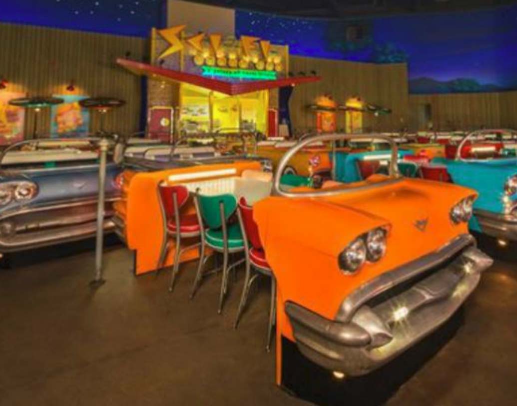 ডিজনিওয়ার্ল্ড মানুষকে সব সময়ই চমক দিয়ে থাকে। এখানকার সাই-ফাই ডাইন ইন থিয়েটারের আসনগুলি গাড়ির সিটের আকারে। ড্রাইভ করতে পারবেন না ঠিক। কিন্তু তাতে কি, গাড়িতে বসে সিনেমা দেখার মজাটা তো উপভোগ করতে পারবেন।