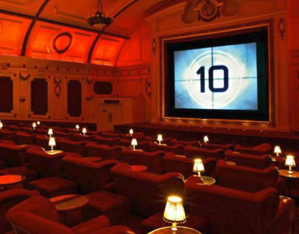 লন্ডনে ইলেকট্রিক সিনেমা হল, যার প্রত্যেকটি আসনে রাখা আছে একটি করে টেবল ল্যাম্প। এই সিনেমা হল আপনাকে এক্কেবারে যেন টাইমমেশিনে বসিয়ে নিয়ে যেতে পারে ১৯২০ সালে। যে সময়ে বস্তুত এই ধরনের পরিবেশের আঁচ মিলত।