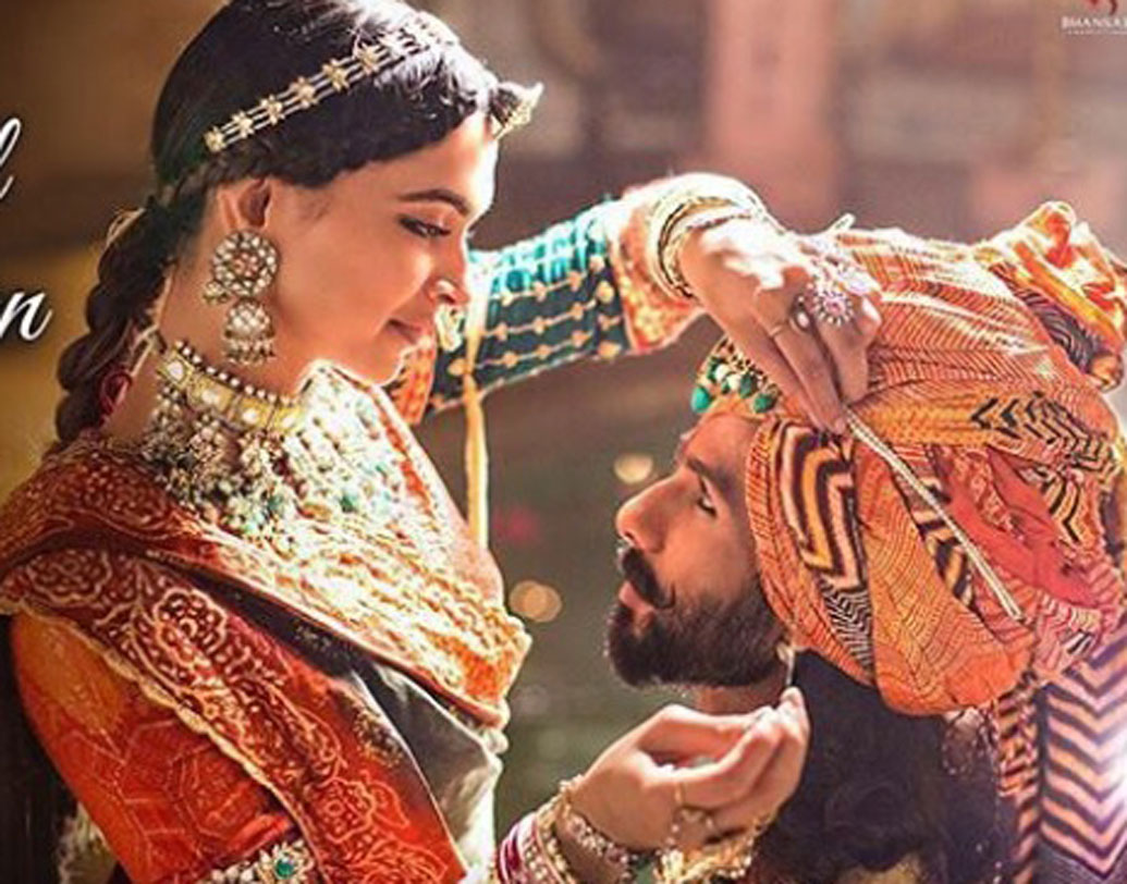 দেশজুড়ে বিতর্ক। চাপের মুখে ছবি মুক্তির দিন পিছিয়ে দিয়েছে ‘পদ্মাবতী’ ছবি নির্মাতা সংস্থা। মূল আপত্তি রাজপুতদের। ছবির শুটিংপর্ব চলাকালীনই ভাঙচুর চালিয়েছিল রাজপুত করণী সেনা।শুটিং ফ্লোরে মারধর করা হয়েছিল পরিচালক সঞ্জয় লীলা ভংশালীকে।কিন্তু কেন? ছবির চিত্রনাট্যে কী রয়েছে, তা কেমন করে জানতে পারলেন বিক্ষোভকারীরা? রয়েছে প্রশ্ন।