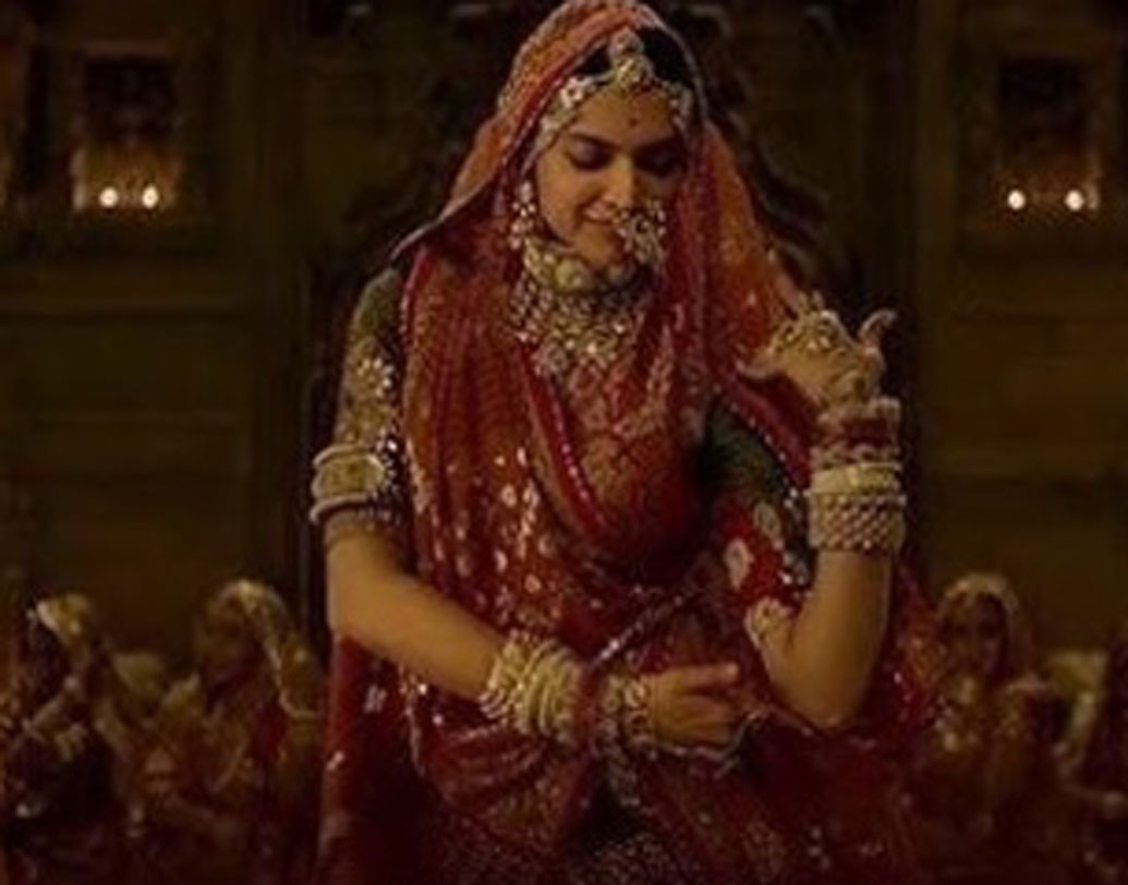 ট্রেলার মুক্তির পর থেকেই ছবিতে‘আপত্তিকর’ দৃশ্য থাকার অভিযোগ তুলেছেরাজপুত করণী সেনা। তাদের দাবি, ছবিতে রানি পদ্মাবতীর নাচের দৃশ্য, আলাউদ্দিন খিলজির সঙ্গে রানির আপত্তিকর স্বপ্ন-দৃশ্য দেখানো হয়েছে। কিন্তু ট্রেলারে তো এমন কিছু দেখানো হয়নি। তাহলে তাঁরা কী ভাবে এই দৃশ্যের কথা জানতে পারলেন?