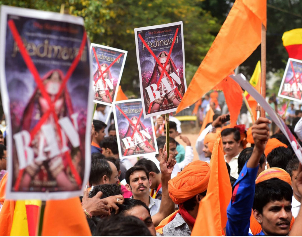 আবার অন্য একটা অংশের আশঙ্কা, বিতর্কের জেরে এ বছরই হয়তো ‘পদ্মাবতী’ মুক্তি-ই পাবে না।