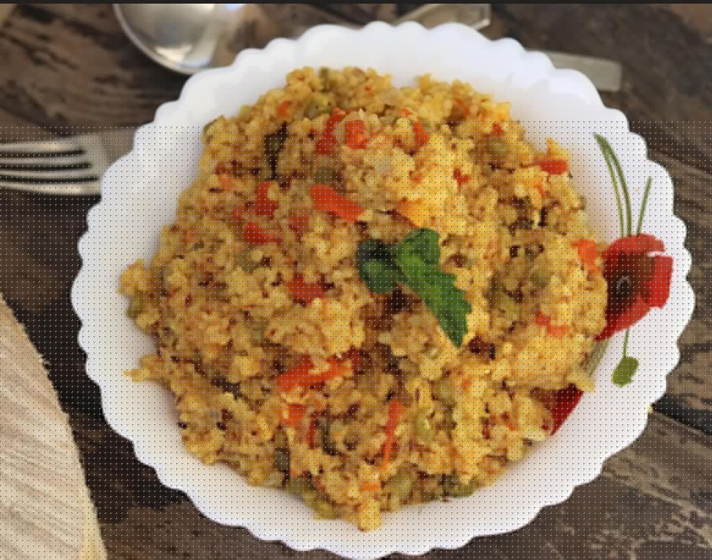 ভেজিটেবল উপমা: দিনের শুরুটা করতে পারেন ভেজিটবল উপমা দিয়ে। সব্জি দিয়ে বানানো এই ডিস যেমন ওজন কমাতে সাহায্য করে, তেমনি এর মধ্যে রয়েছে ফাইবার যা সুস্বাস্থ্যের জন্য প্রয়োজন।