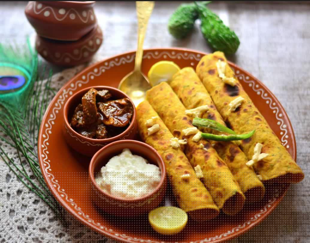 থেপলা: আটা, কসুরি মেথি এবং কারিপাতা সহযোগে বানানো এই গুজরাতি খাবার দিনের শুরুতে মন্দ লাগবে না। খেয়ে দেখতে পারেন, স্বাস্থ্যের জন্য বেশ ভাল।