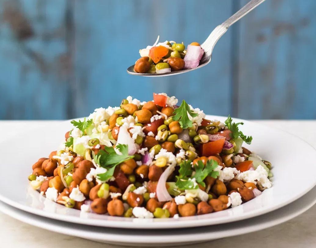 স্প্রাউট স্যালাড: সিদ্ধ ডিম, সব্জি দিয়ে বানানো এই স্যালাড ডায়েট তালিকায় অনায়াসেই রাখতে পারেন। এই স্যালাডে পর্যাপ্ত পরিমাণে ফাইবার, ভিটামিন এবং মিনারেল রয়েছে যা আপনার স্বাস্থ্যের জন্য খুবই উপযোগী।