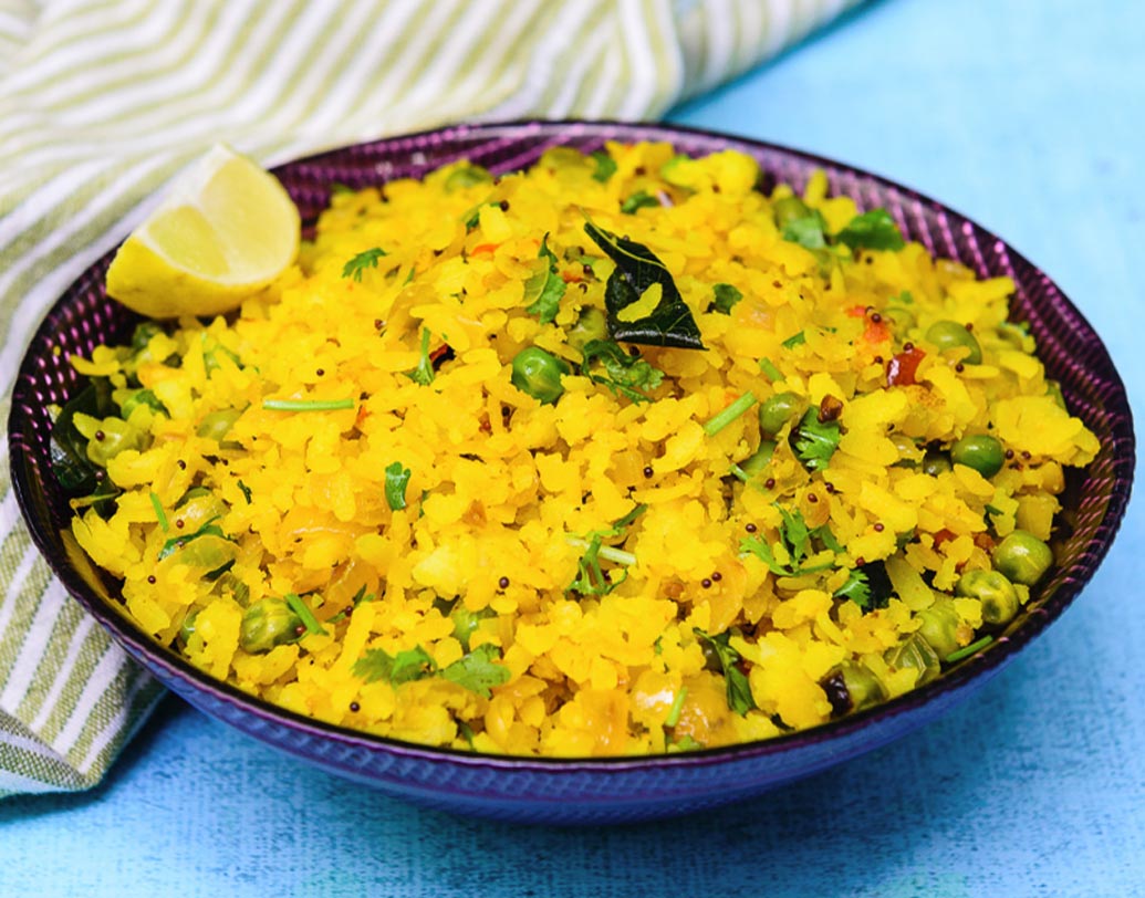 পোহা: প্রাতরাশে পোহা খুবই উপকারী। মহারাষ্ট্রে এই খাবারের খুব চল রয়েছে। পোহাতে প্রচুর পরিমাণ ফাইবার এবং প্রোটিন রয়েছে। স্বাস্থ্যের জন্যও ভাল।